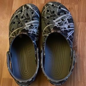 Mens camouflage Crocs